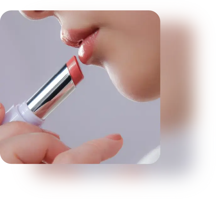 MY LUCENT LIP 使用イメージ 唇にリップを塗布