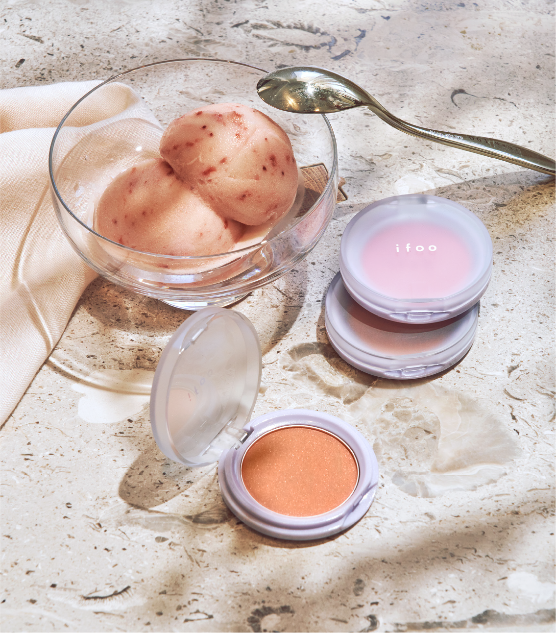 ifoo SKIN HUG CHEEK 製品とパッケージ