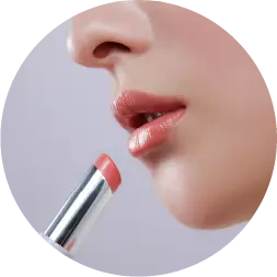 MY LUCENT LIP 使用イメージ リップを唇にのせる様子