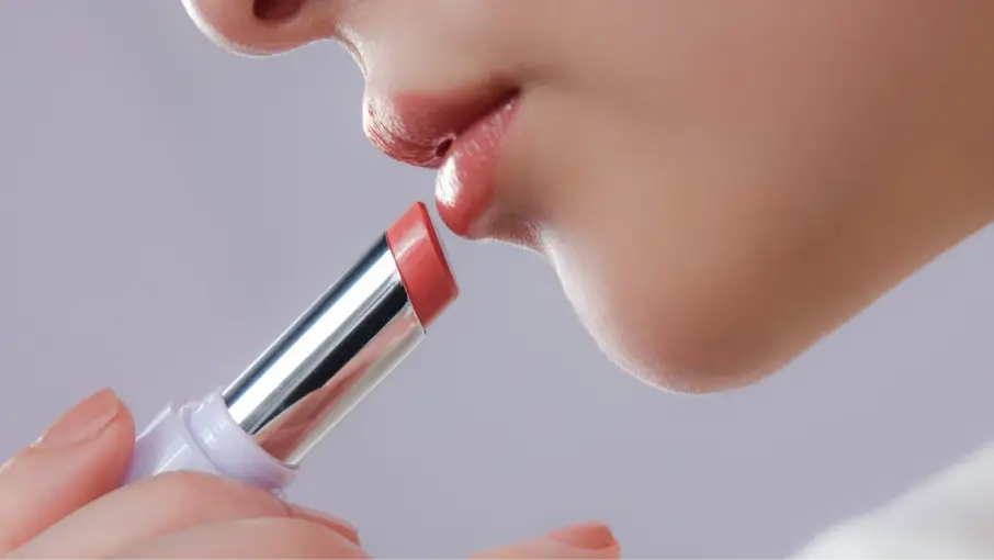 MY LUCENT LIP 使用イメージ 唇にリップを塗布