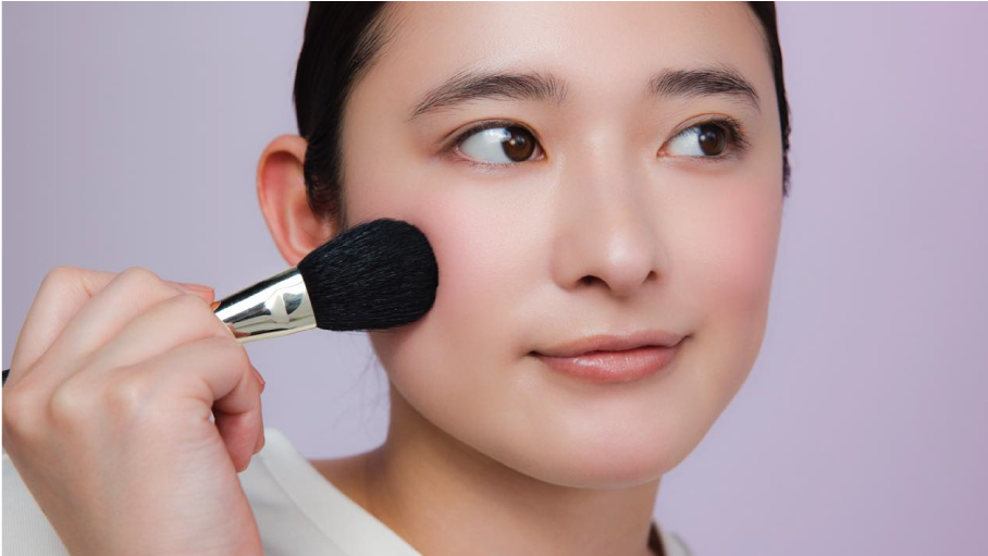 SKIN HUG CHEEK 使用イメージ ブラシで頬に塗布